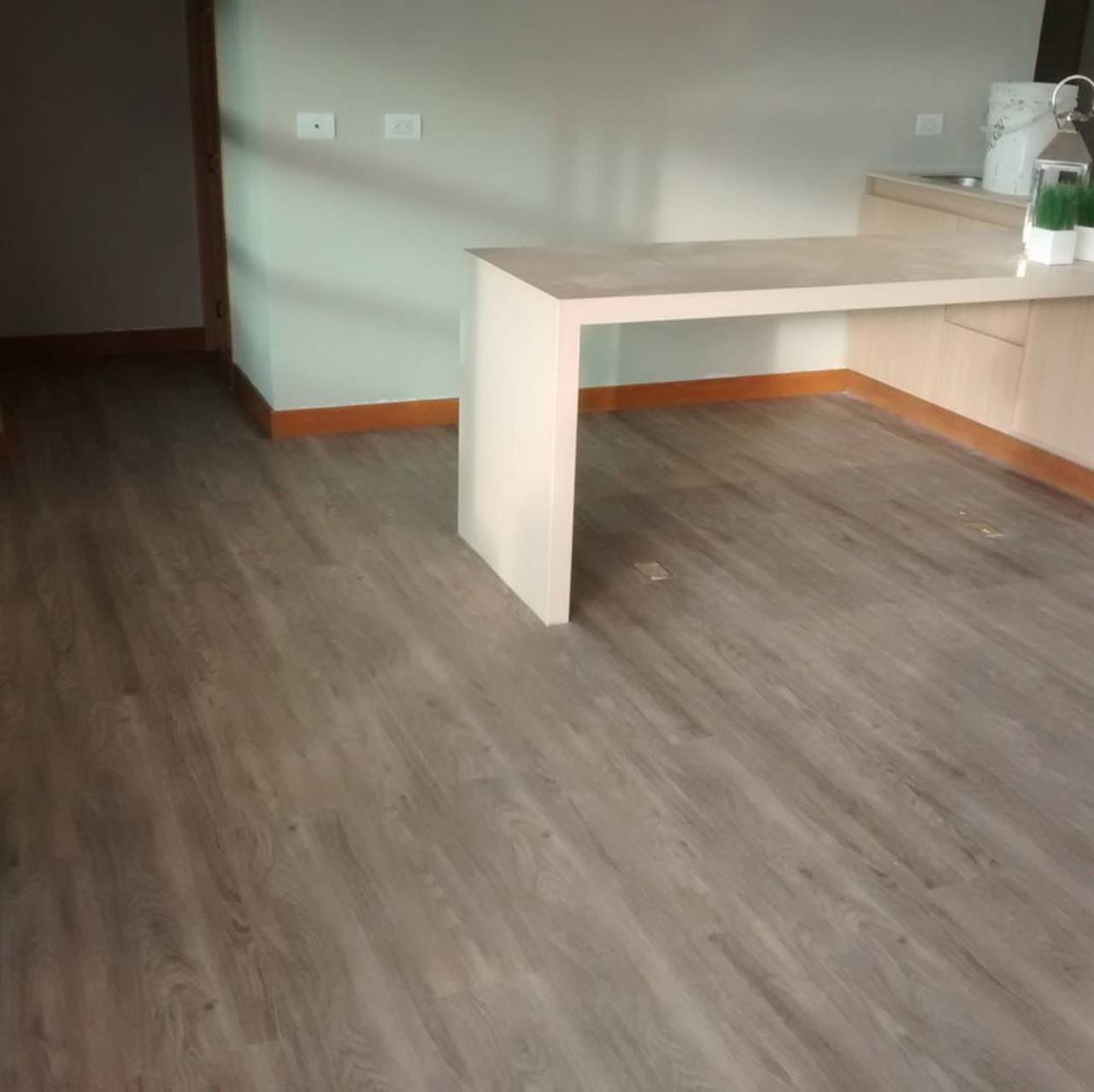 Acabados e instalación de pisos en gimnasio, Medellín.